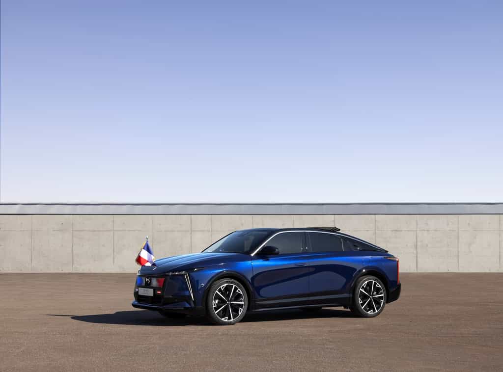 La nouvelle DS N° 8 Présidentielle est apparue pour les commémorations du 8 mai 2025. © Stellantis, DS Automobiles